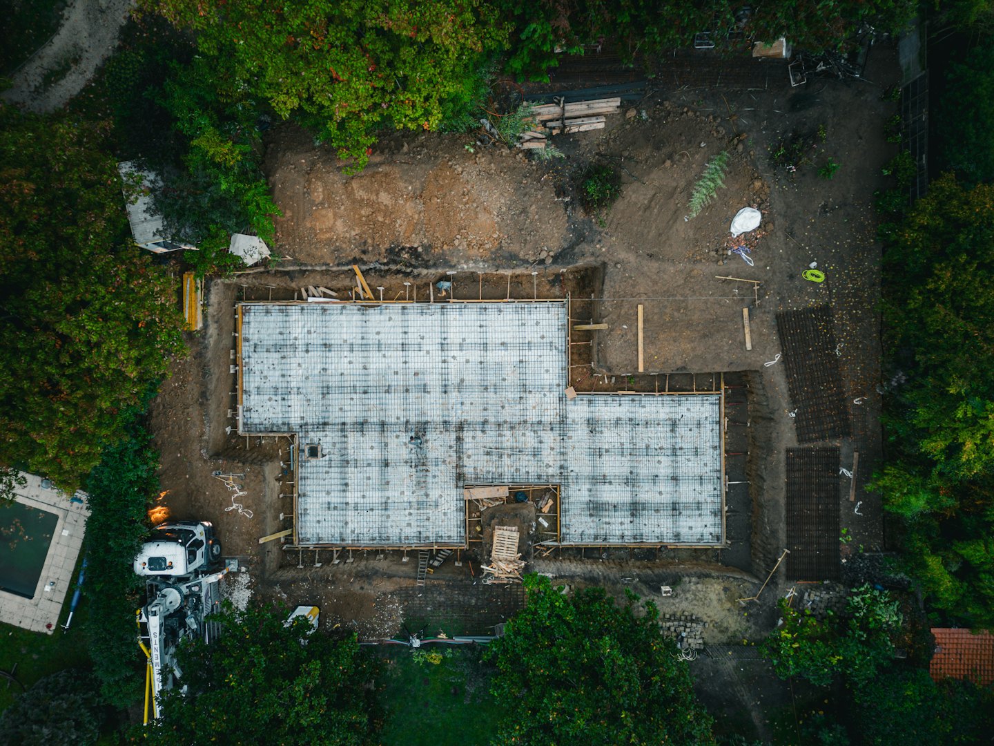 Operai costruiscono le fondamenta di una casa in cemento in un cantiere.